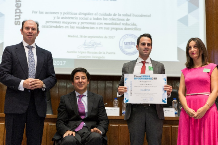 El CEO de CSA Dental, Aitor Pérez, recibiendo el Premio SUPER Cuidadores 2017
